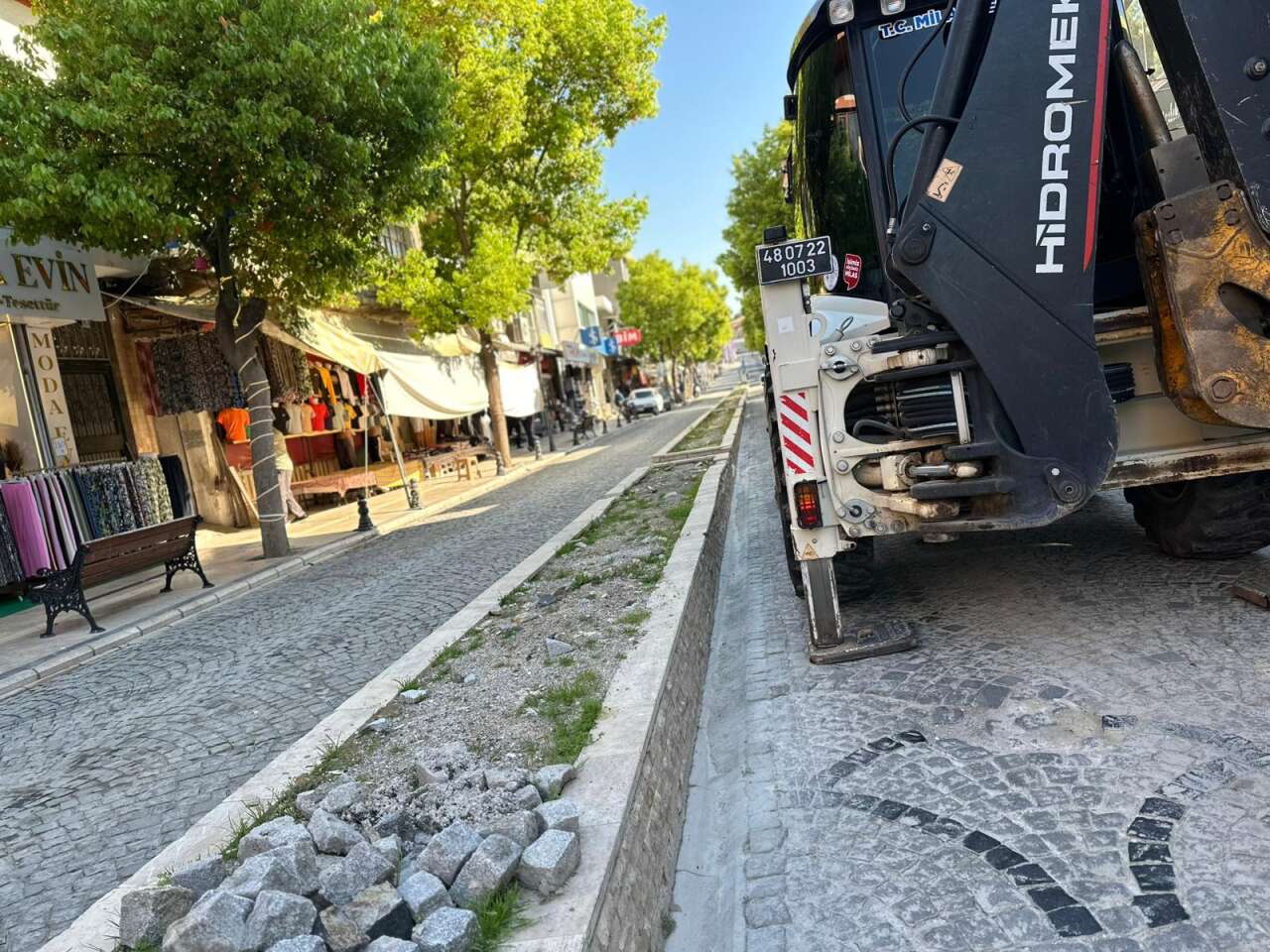 Milas’ın Menteşe Caddesi’nde Orta Refüj Yenileme Çalışmaları Başladı 3